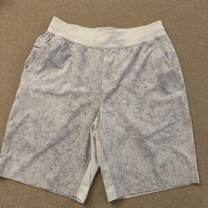 Lululemon Shorts | M | T.H.E Short 9" | Pet & Smoke Free Home